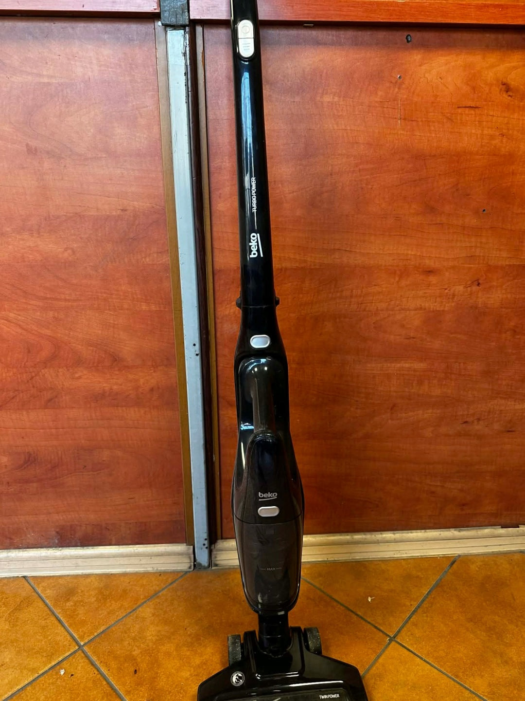 Odkurzacz pionowy Beko VRT61821VD niebieski