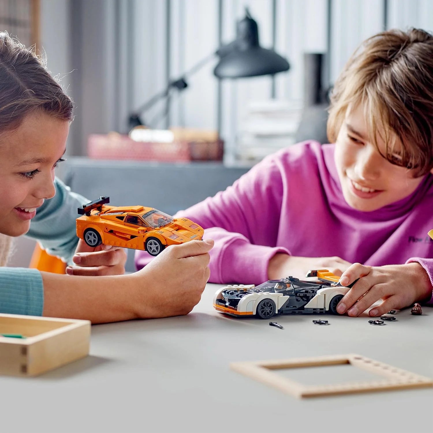 LEGO Speed Champions McLaren Solus GT & McLaren F1 LM bilbyggsats, autentisk modellbyggsats med två bilmodeller, leksaksbil med minifigur, racerbil, presentidé, från 9 år 76918