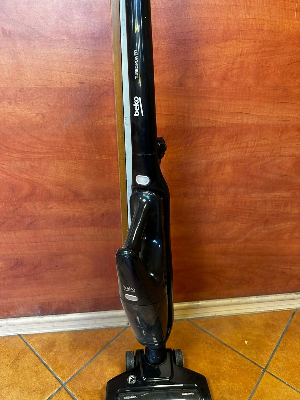 Odkurzacz pionowy Beko VRT61821VD niebieski